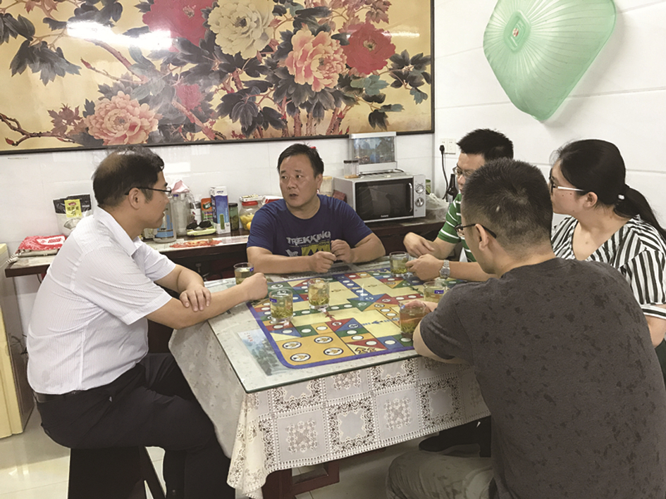 T市總工會副主席張小軍(左)一行到公司特困職工呂亞新家中走訪慰問.jpg