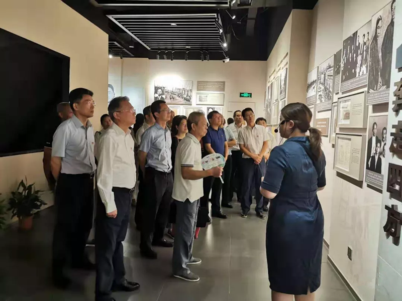 圖為參觀張?zhí)准o念館.png