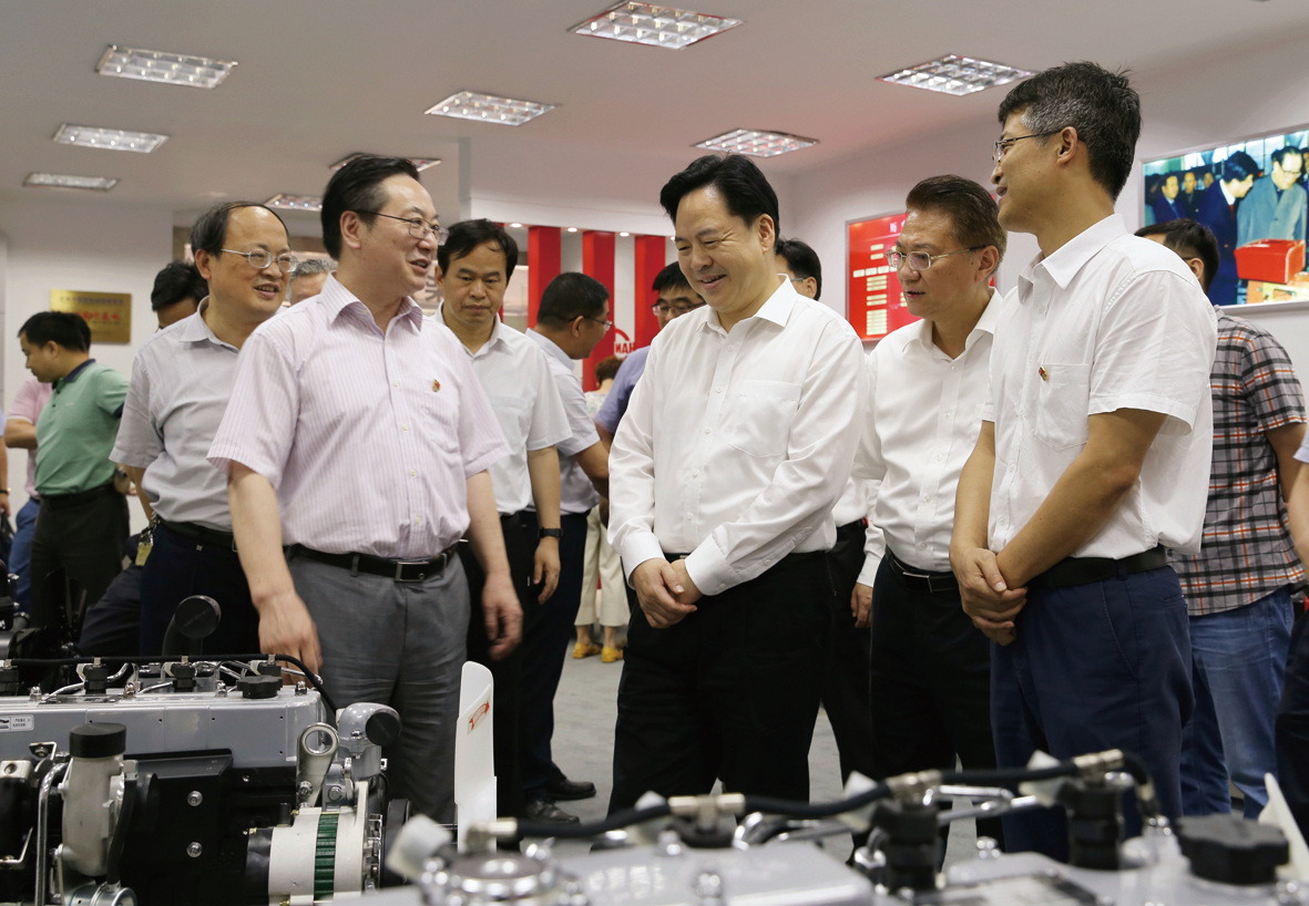 圖為常州市長陳金虎一行參觀公司產品陳列室.jpg