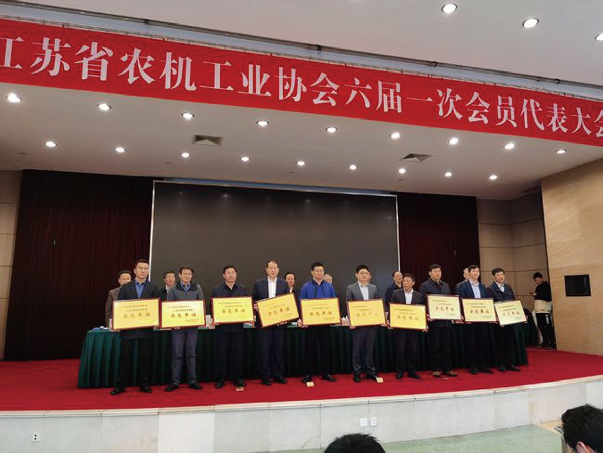 圖為公司副總經(jīng)理謝國(guó)忠(右五)代表公司上臺(tái)領(lǐng)獎(jiǎng).jpg